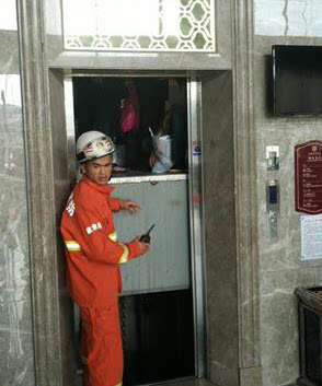 懷集一酒店電梯突發(fā)故障致8人被困，消防官兵火速馳援成功解救